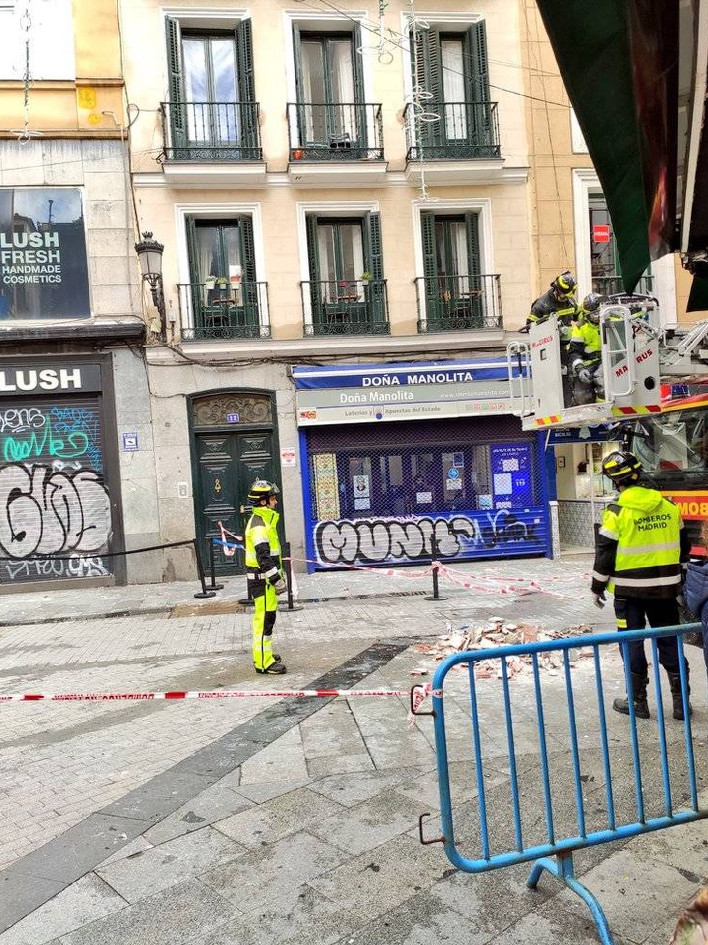 Imagen de la administración de Lotería madrileña cerrada este sábado.