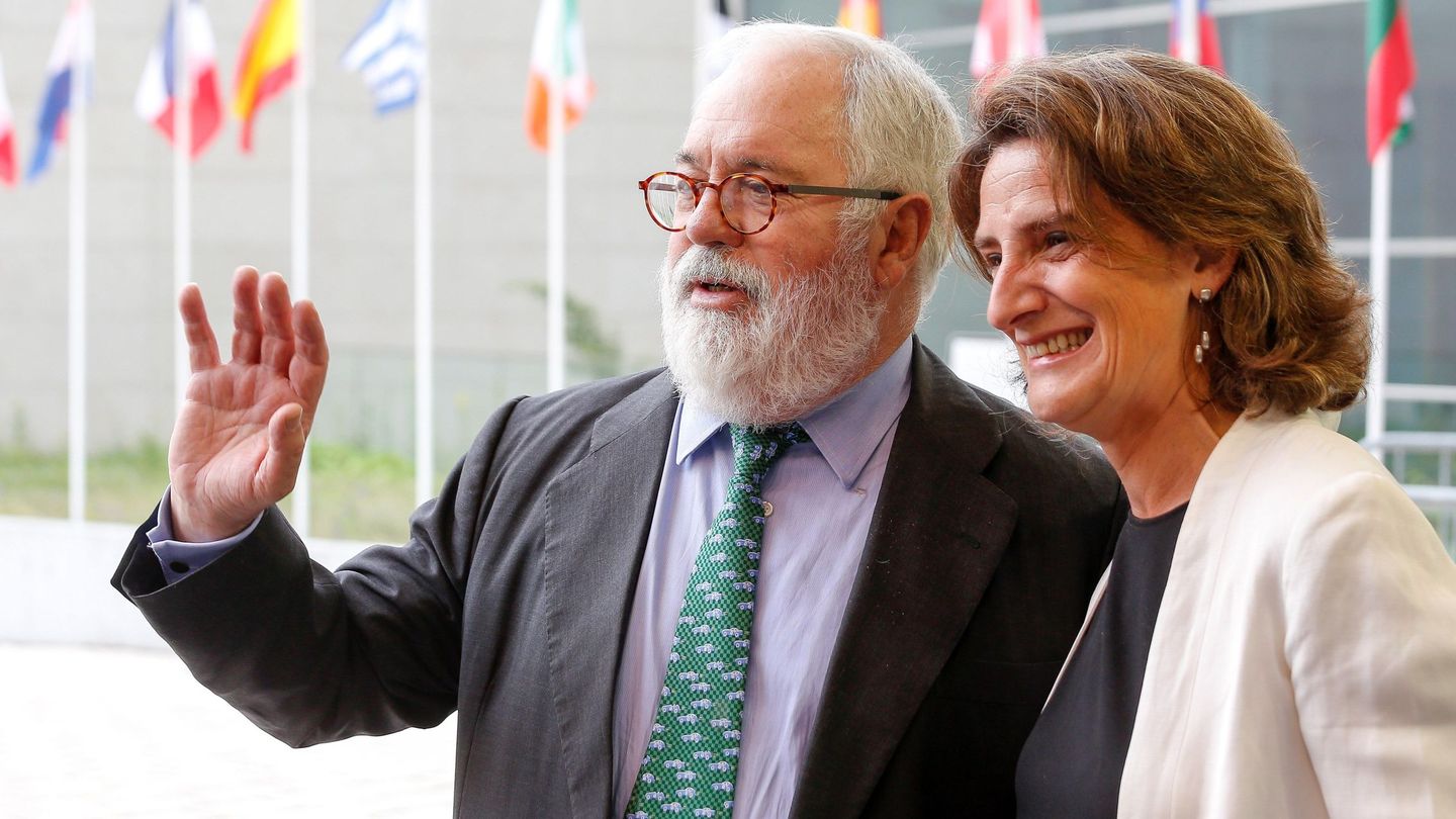 El comisario europeo de Energía, Miguel Arias Cañete, con la ministra Teresa Ribera. (EFE)