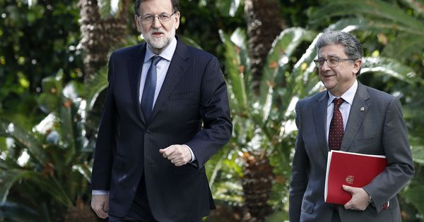 Foto: Rajoy con el delegado del Gobierno en Cataluña, Enric Millo. (EFE)