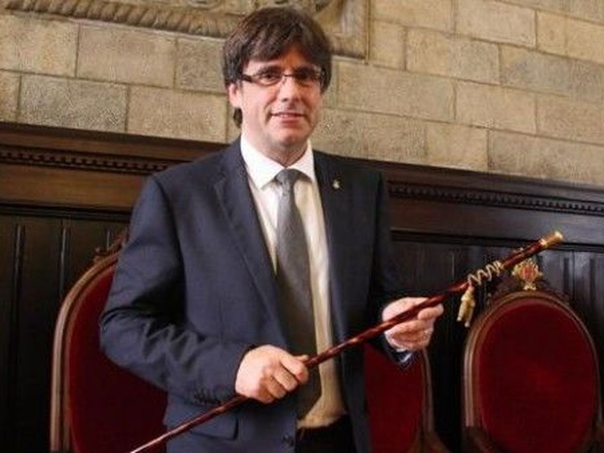 Foto: Carles Puigdemont, en el momento de ser proclamado alcalde de Girona, en junio de 2015 (EFE)