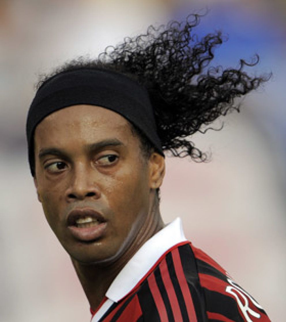 Foto: Berlusconi da la orden a Leonardo de que Ronaldinho juegue de delantero