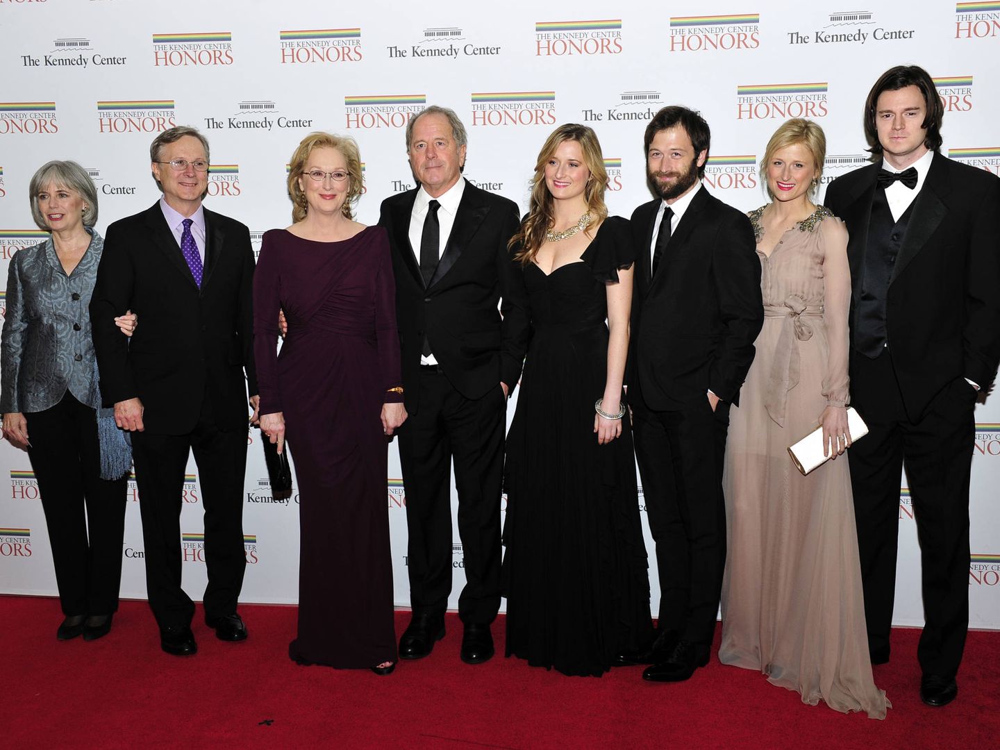 De izquierda a derecha: Maeve Kinkaid III, Harry Streep, Meryl Streep, Don Gummer, Grace Gummer, Henry Gummer, Mamie Gummer y Ben Walker Davis, en Los Ángeles. (Getty)