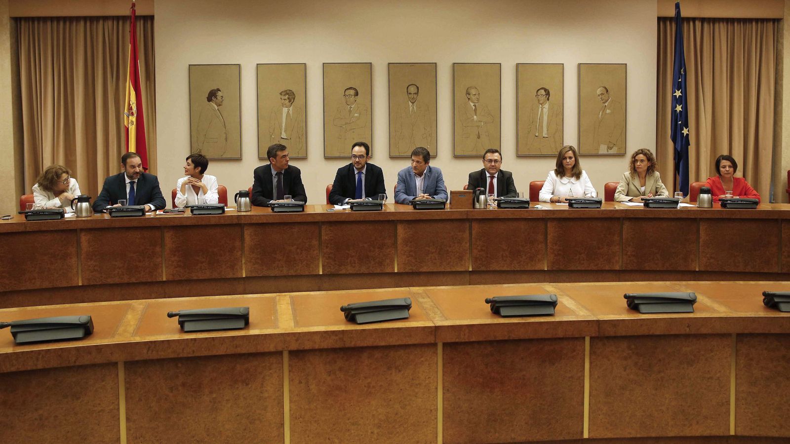 Foto: Diputados del PSOE reunidos en el Congreso. (EFE)
