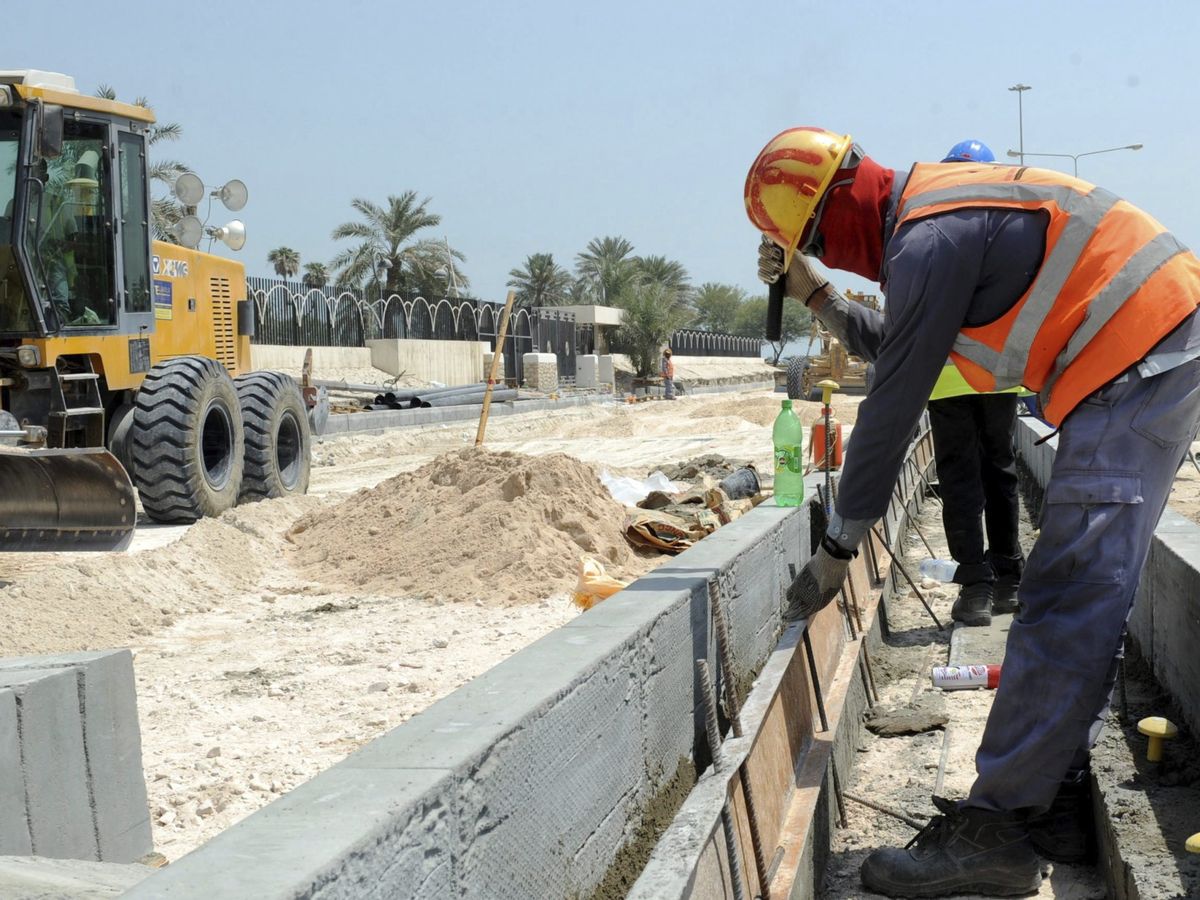 Foto: Varios obreros trabajan en la construcción de una carretera en Doha. (Efe)