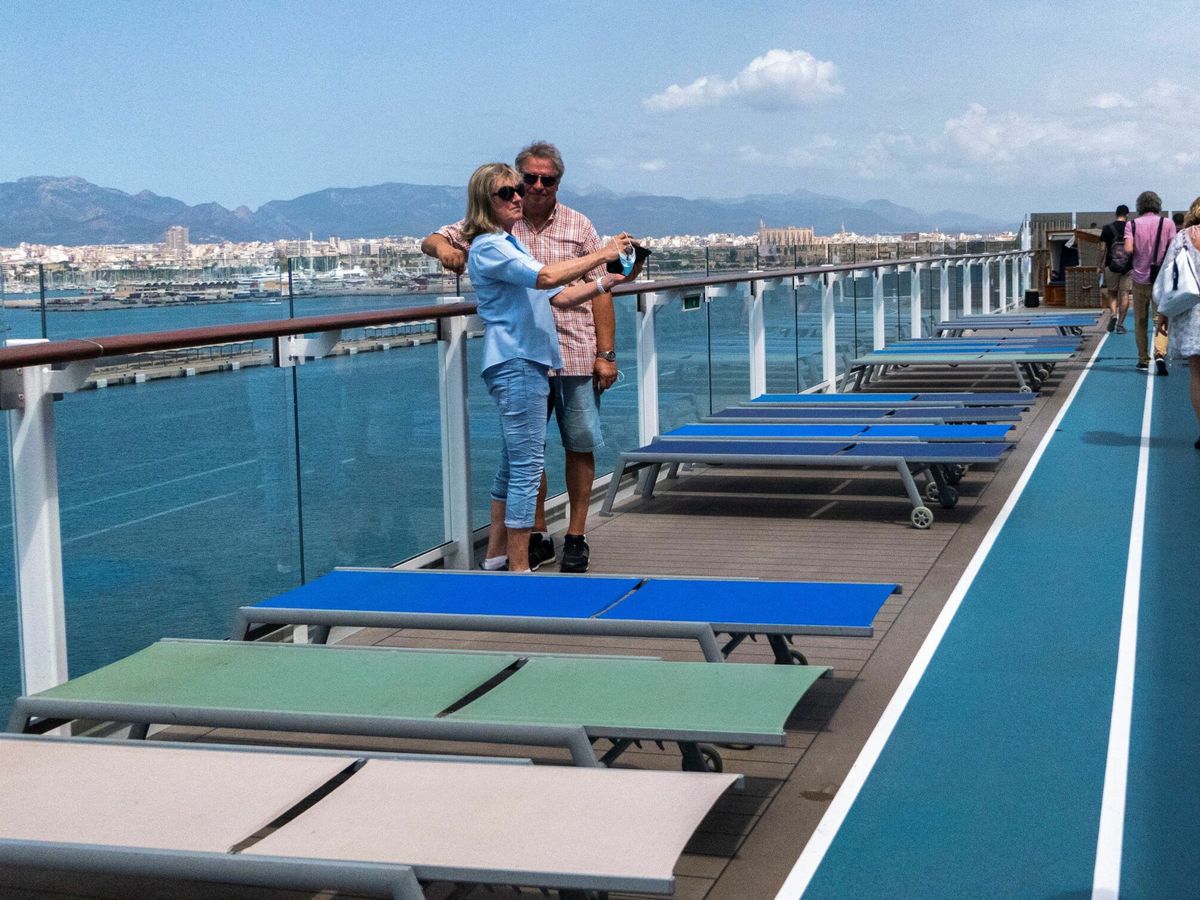 Foto:  Dos turistas se fotografían en la cubierta del buque Mein Schiff 2, en el puerto de Palma. (EFE/Cladera)