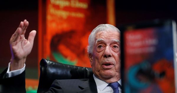 Foto: Mario Vargas Llosa, durante la presentación de 'Tiempos recios' en la Casa de América de Madrid. (EFE)