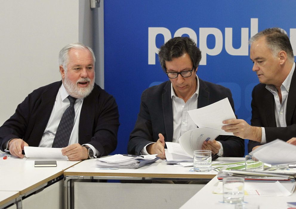 Foto: Floriano, Cañete y Pons se reúnen con Nuevas Generaraciones. (EFE)