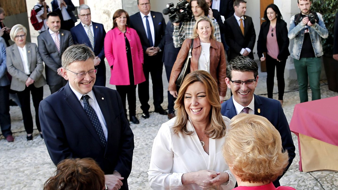Ximo Puig, con Susana Díaz, en uno de los actos de la presidenta andaluza en la Comunidad Valenciana. (EFE)