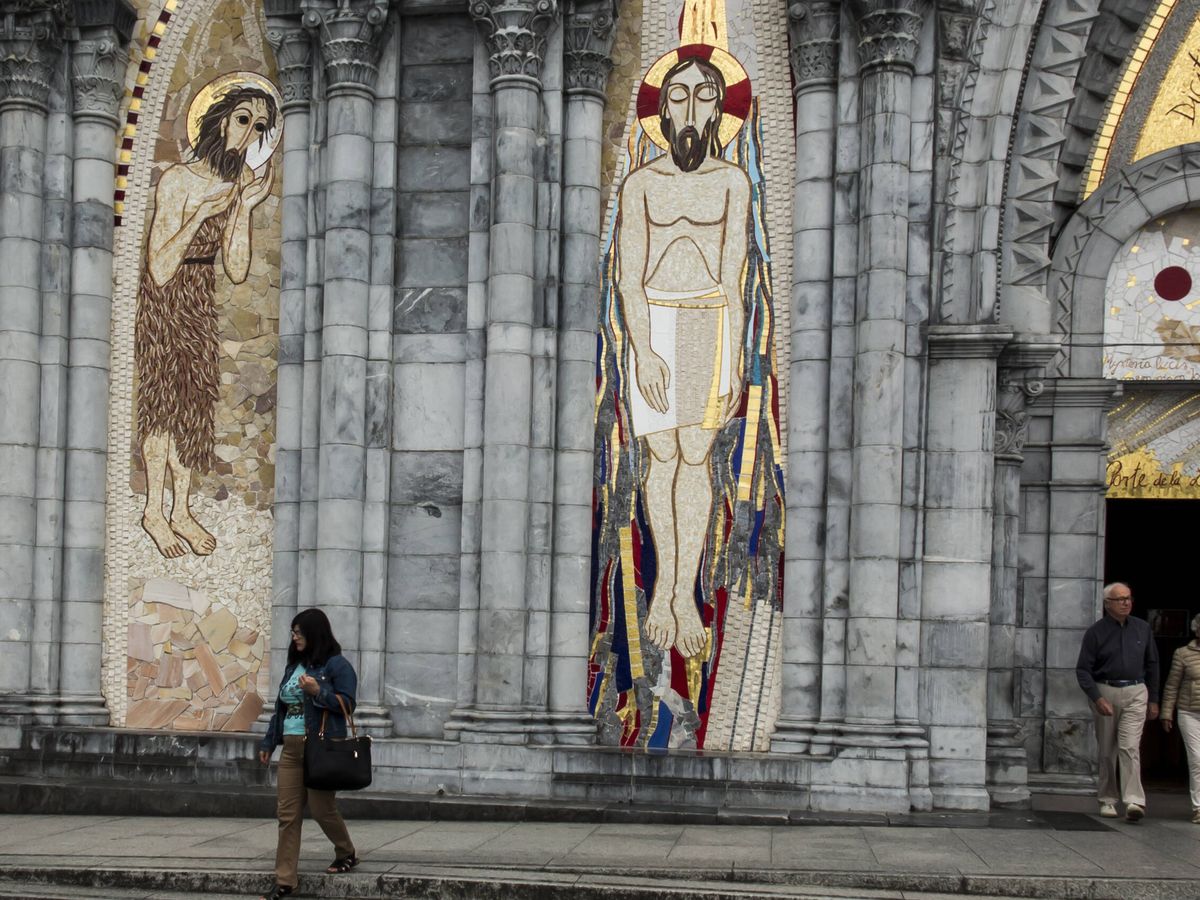 Foto: Mosaico del estudio de Marko Rupnik en la pared frente a la entrada de la Basílica del Rosario en Lourdes. (iStock)