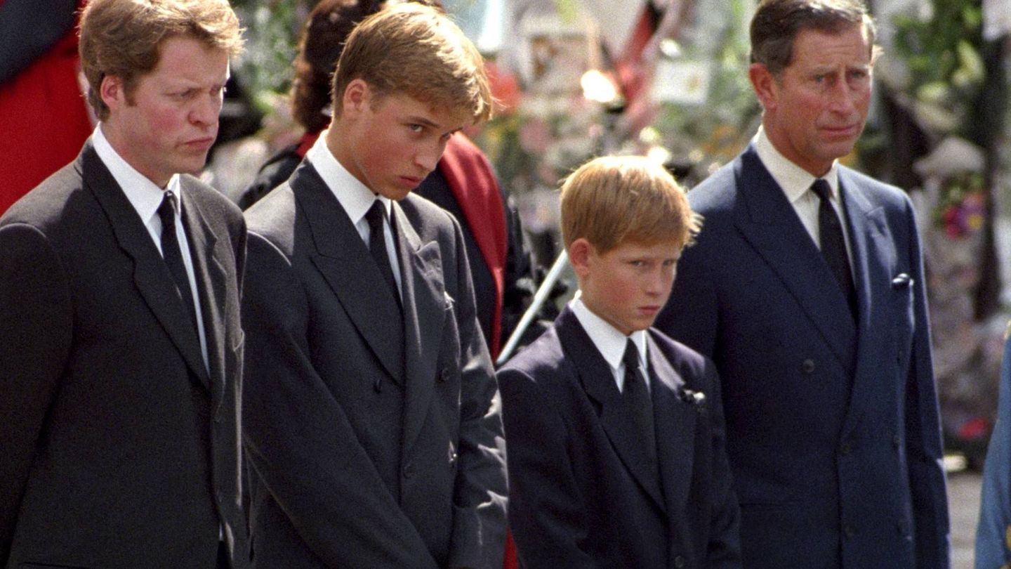 Carlos de Inglaterra, con sus hijos y su cuñado en el funeral de Lady Di. (EFE)