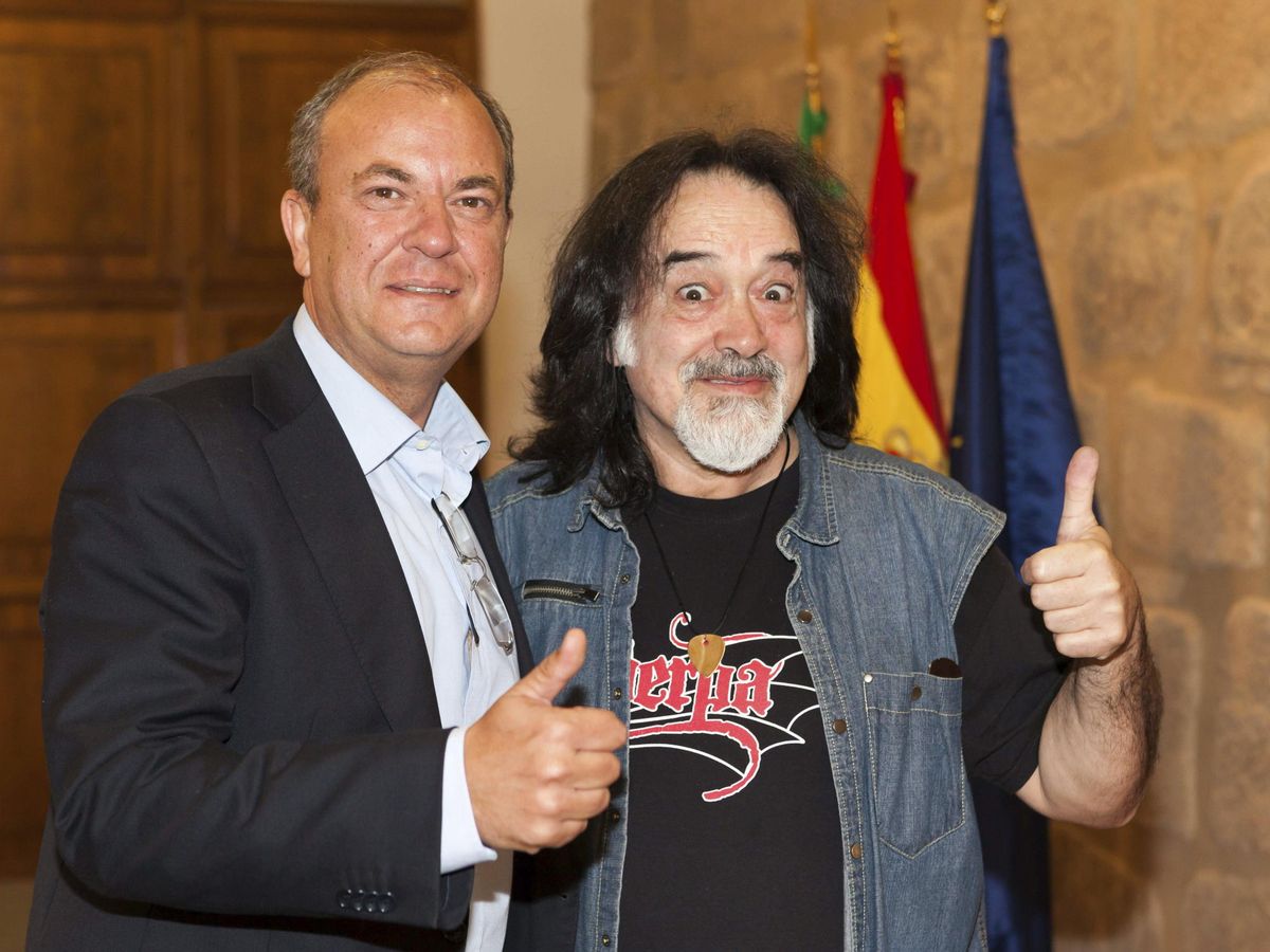 Foto: El expresidente de Extremadura José Antonio Monago posa junto a José Luis Campuzano, 'Sherpa', fundador del grupo de rock Barón Rojo. (EFE)