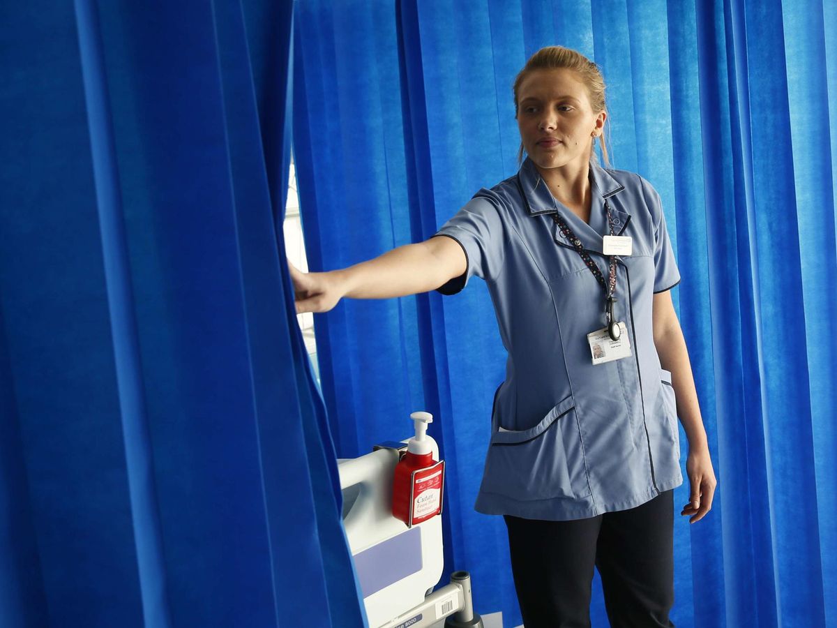 Foto: Una enfermera en un hospital de Londres. (Reuters)