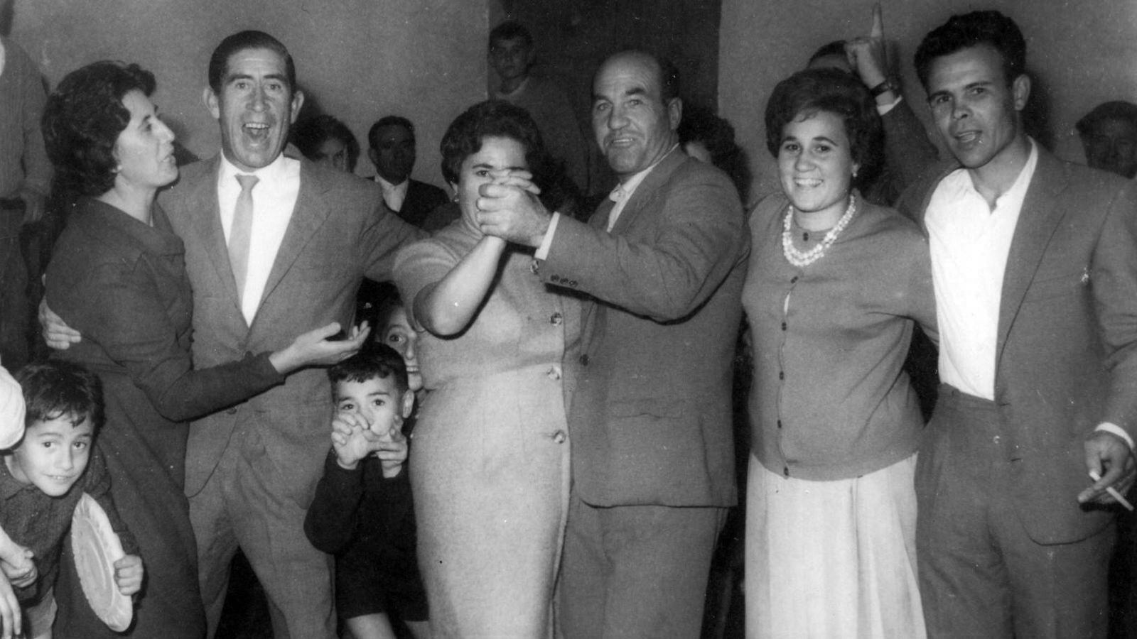 Madrileños se divierten en una fiesta en 1960. (Archivo SORCAS)