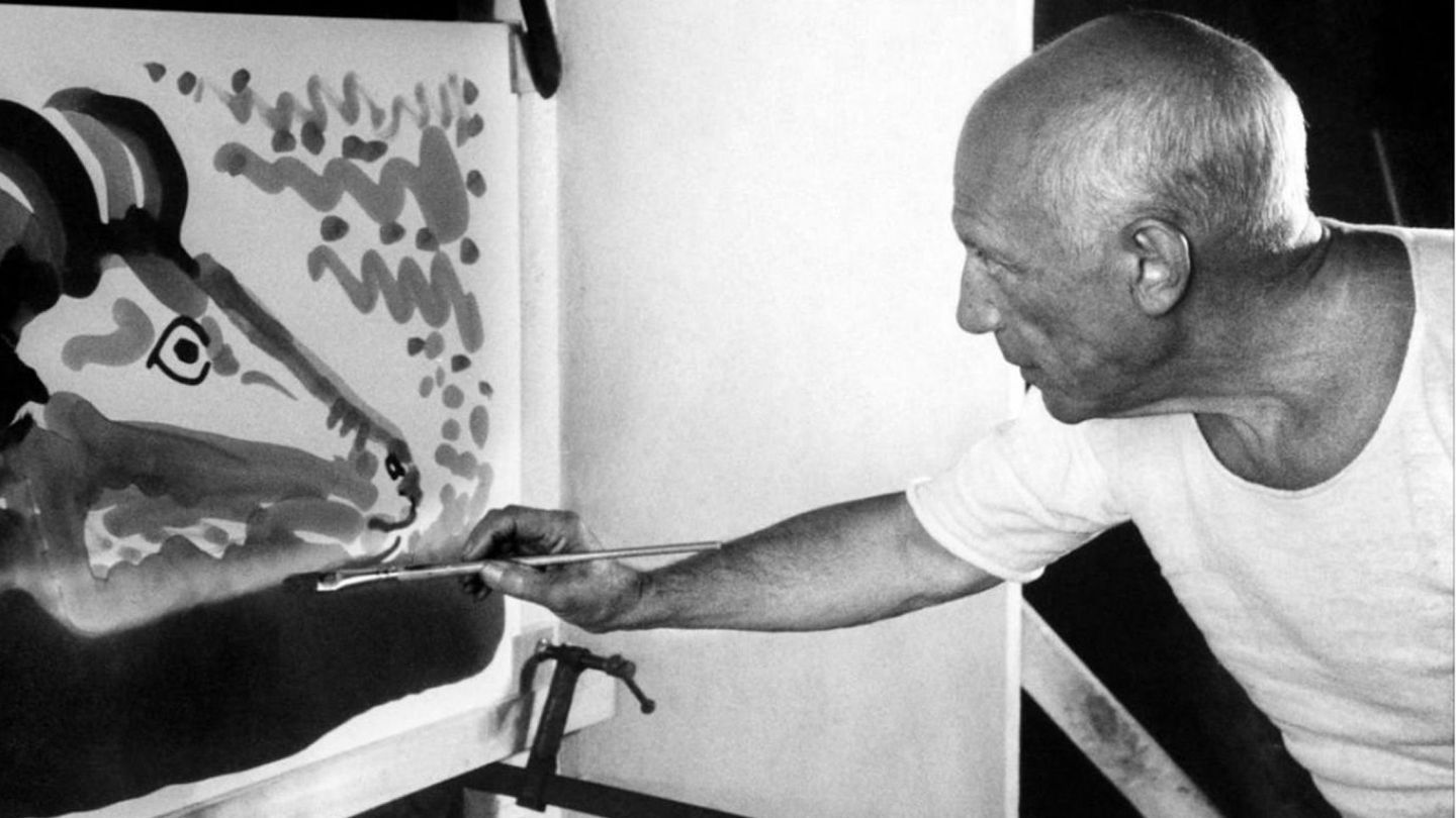 Fotograma cedido por Film Forum donde aparece el pintor español Pablo Picasso, en un momento del documental 'El misterio de Picasso'. (EFE)