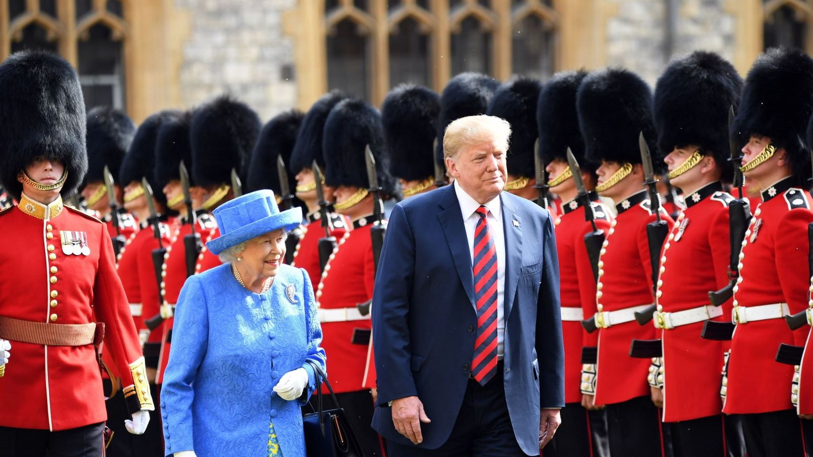 Foto: Trump junto a Isabel II durante su primera visita oficial al Reino Unido en 2018. (EFE)