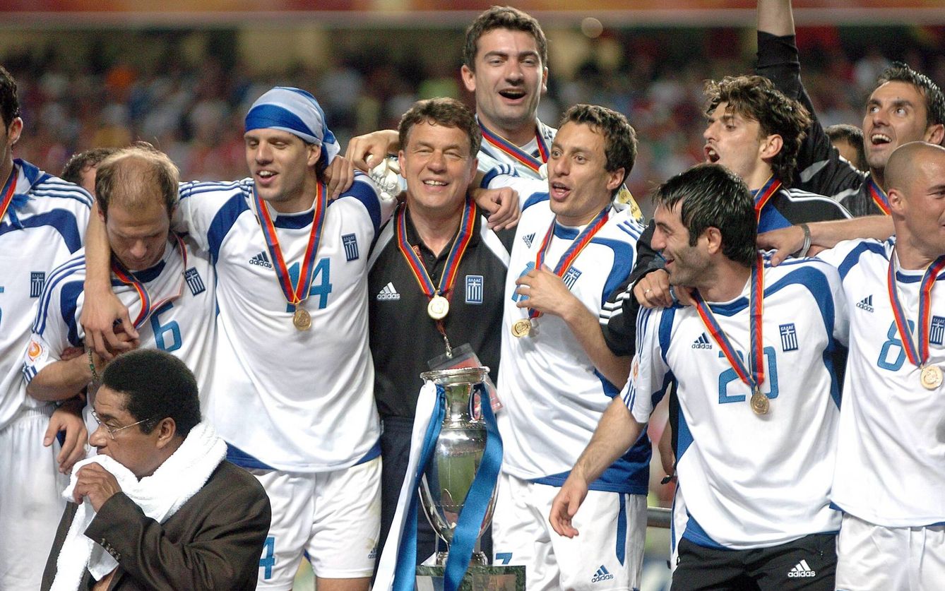 La Grecia dirigida por Otto Rehhagel se llevó por sorpresa la Eurocopa de Portugal 2004 (Imago)