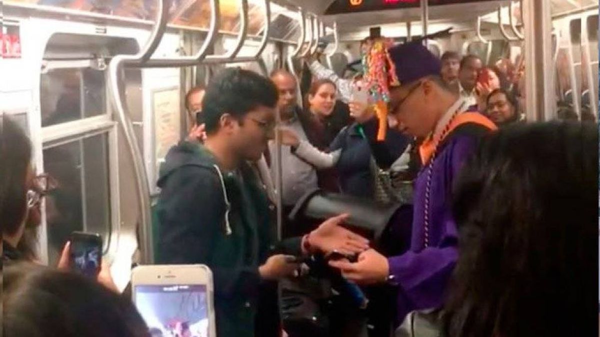 Un estudiante celebra en el metro su graduación por culpa de una avería
