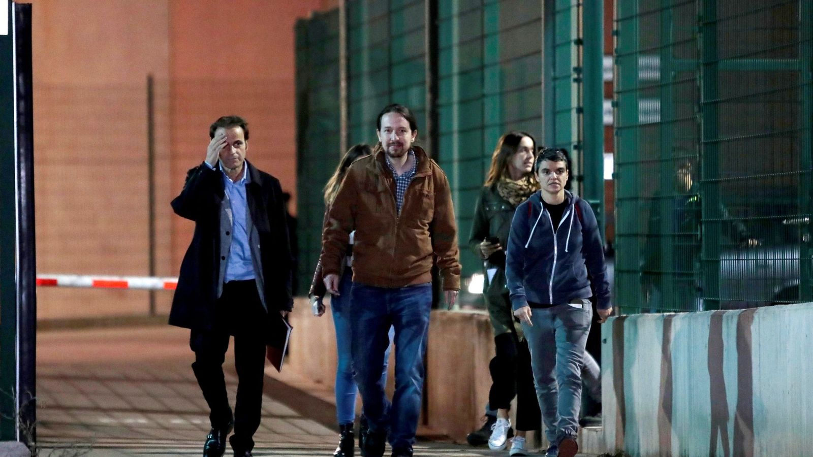 Foto: El líder de Podemos, Pablo Iglesias (c), acompañado por la portavoz de En Comú Podem, Lucía Martín (d), y el teniente de alcalde de Barcelona, Jaume Asens (i), a su salida de la prisión de Lledoners. (EFE)