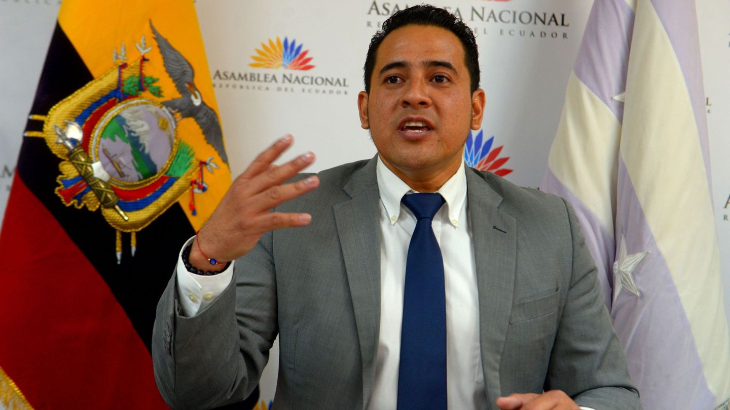 El legislador opositor Ronny Aleaga, durante una rueda de prensa en Guayaquil. (EFE)