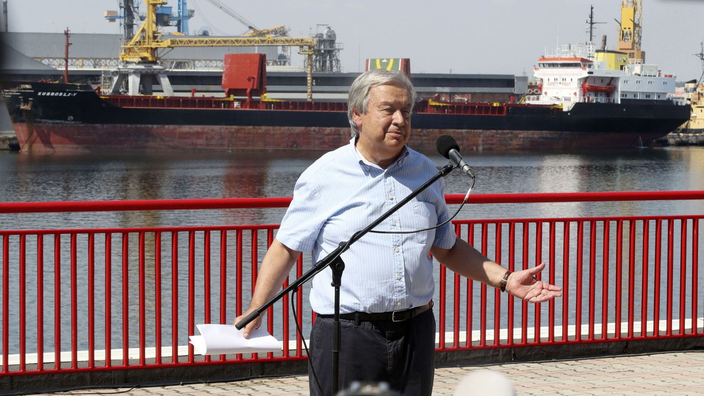Antonio Guterres habla a los medios desde el puerto de Odesa, hoy. (EFE/ Manuel de Almeida) 