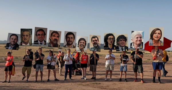 Foto: Independentistas participan en concentraciones de apoyo a los dirigentes del 'procés', en el exterior del centro penitenciario de Lledoners. (EFE)