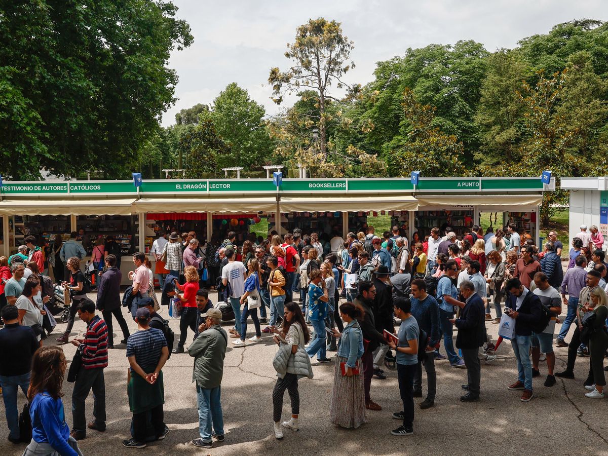 Foto: Una multitud de visitantes abarrota la Feria del Libro de Madrid en el Parque del Retiro. (EFE/Sergio Pérez)