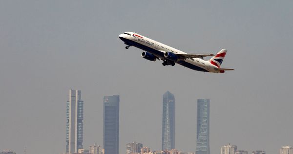 Foto: Un avión de British Airways (IAG) sobrevuela Madrid. (Reuters)