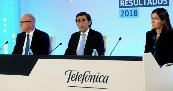 Foto: El presidente de Telefónica, José María Álvarez-Pallete, la directora de Finanzas y Control, Laura Abasolo, y el CEO, Ángel Vilá Boix (i). (EFE)