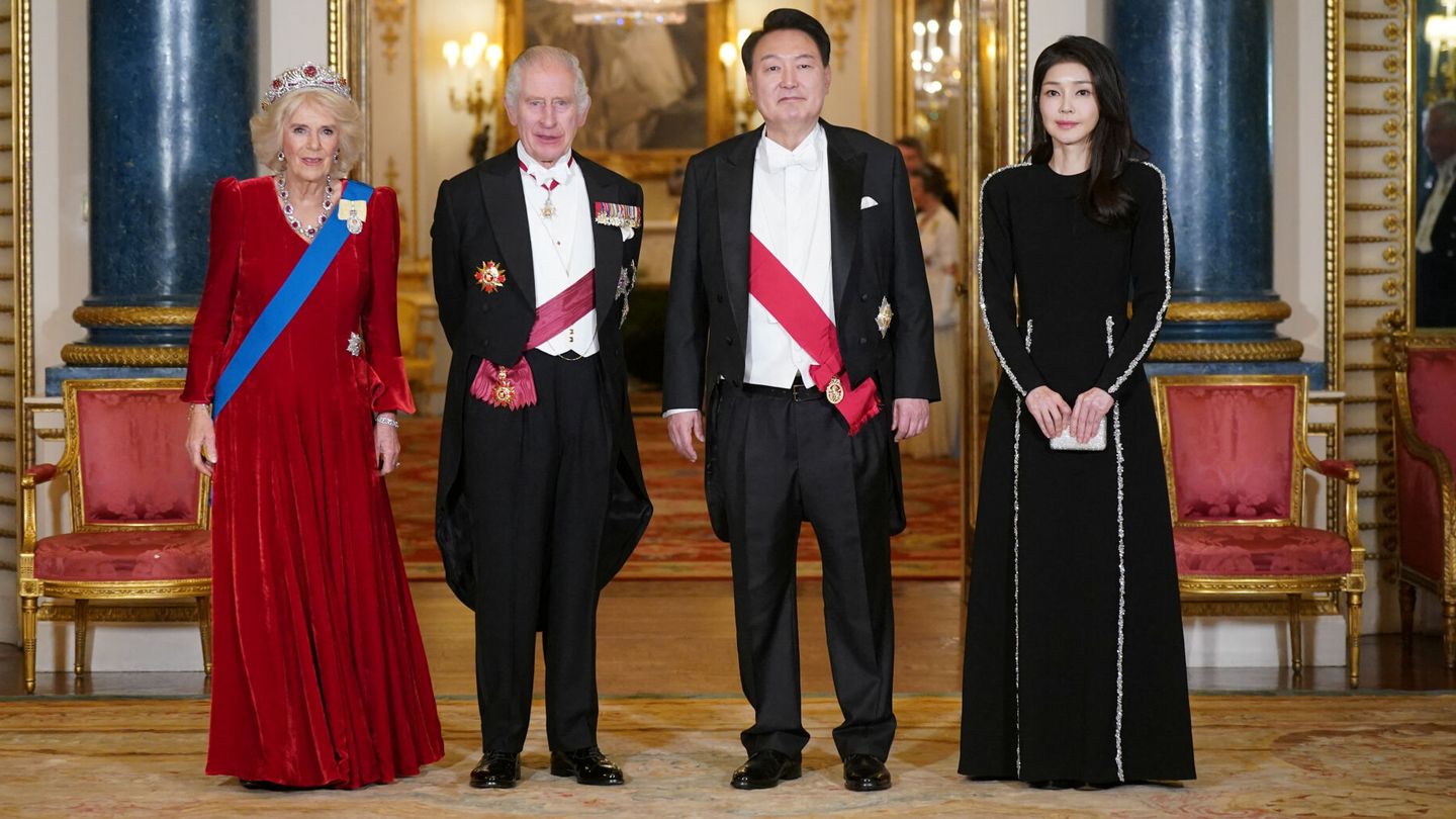 El presidente de Corea y su esposa en la cena de gala de Buckingham junto a Carlos y Camila. (Reuters/Yui Mok)