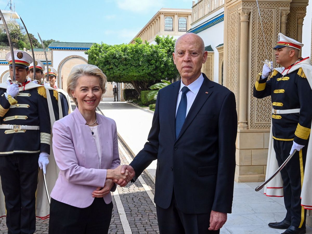 Foto: La presidenta de la Comisión Europea, Úrsula von der Leyen, estrecha la mano del presidente de Túnez, Kais Saied. (EFE)