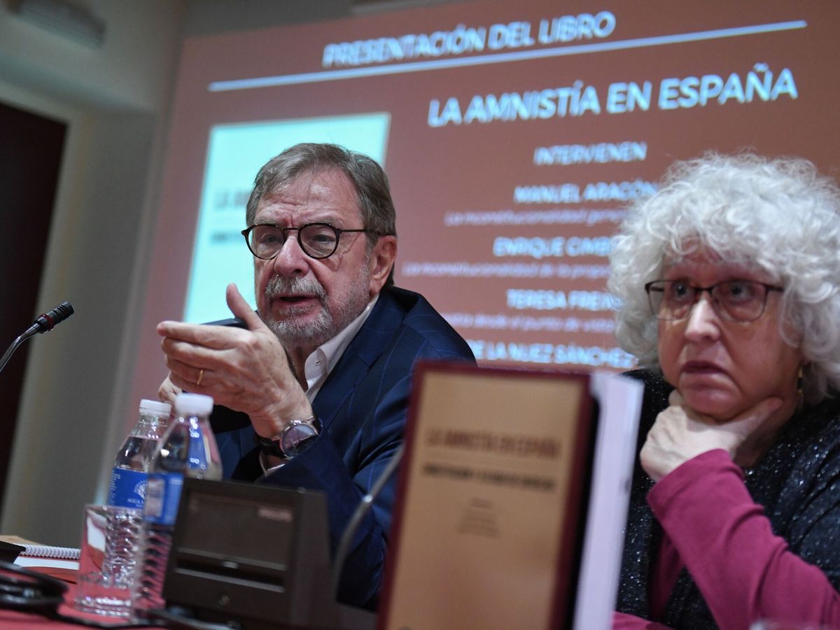 Foto: El periodista Juan Luis Cebrián y la jurista Teresa Freixes, durante la presentación del libro en Madrid. (Europa Press/Fernando Sánchez)