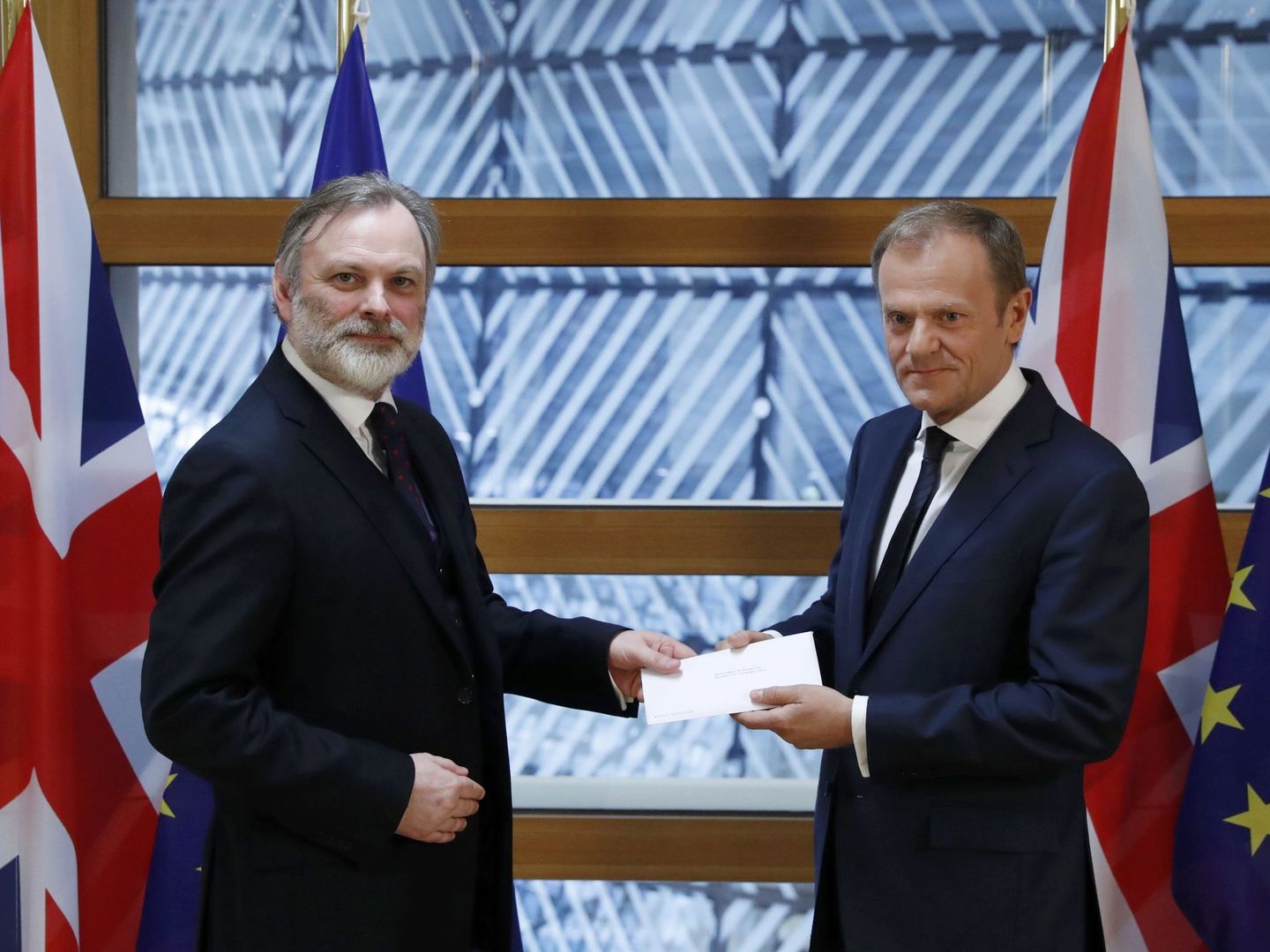 Tim Barrow entrega la carta de Theresa May a Donald Tusk en Bruselas. (Reuters)