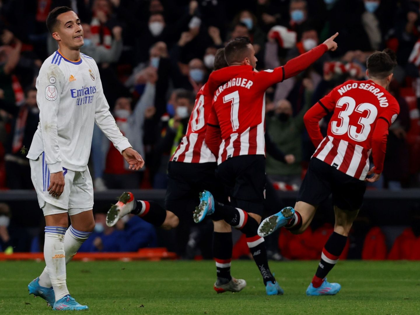 Berenguer celebra el gol ante la impotencia de Lucas Vázquez.