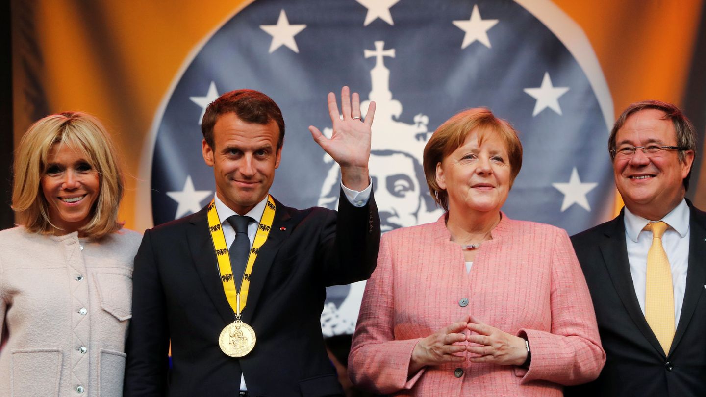Merkel concede la medalla de Carlomagno a Macron. (Reuters)