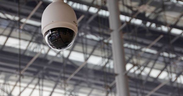 Foto: La ironía de que alguien use tu cámara de seguridad para vigilarte. Pero puedes evitarlo. (Imagen: Pixabay)