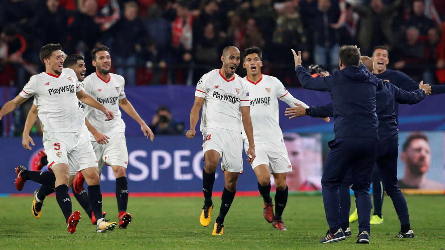 Los jugadores del Sevilla celebran con Berizzo la remontada ante el Liverpool en la Liga de Campeones. (Reuters)