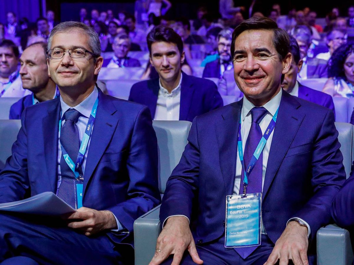 Foto: El gobernador del Banco de España, Pablo Fernández de Cos (i) junto al presidente de BBVA, Carlos Torres (d), durante el EduFin Summit. (EFE)