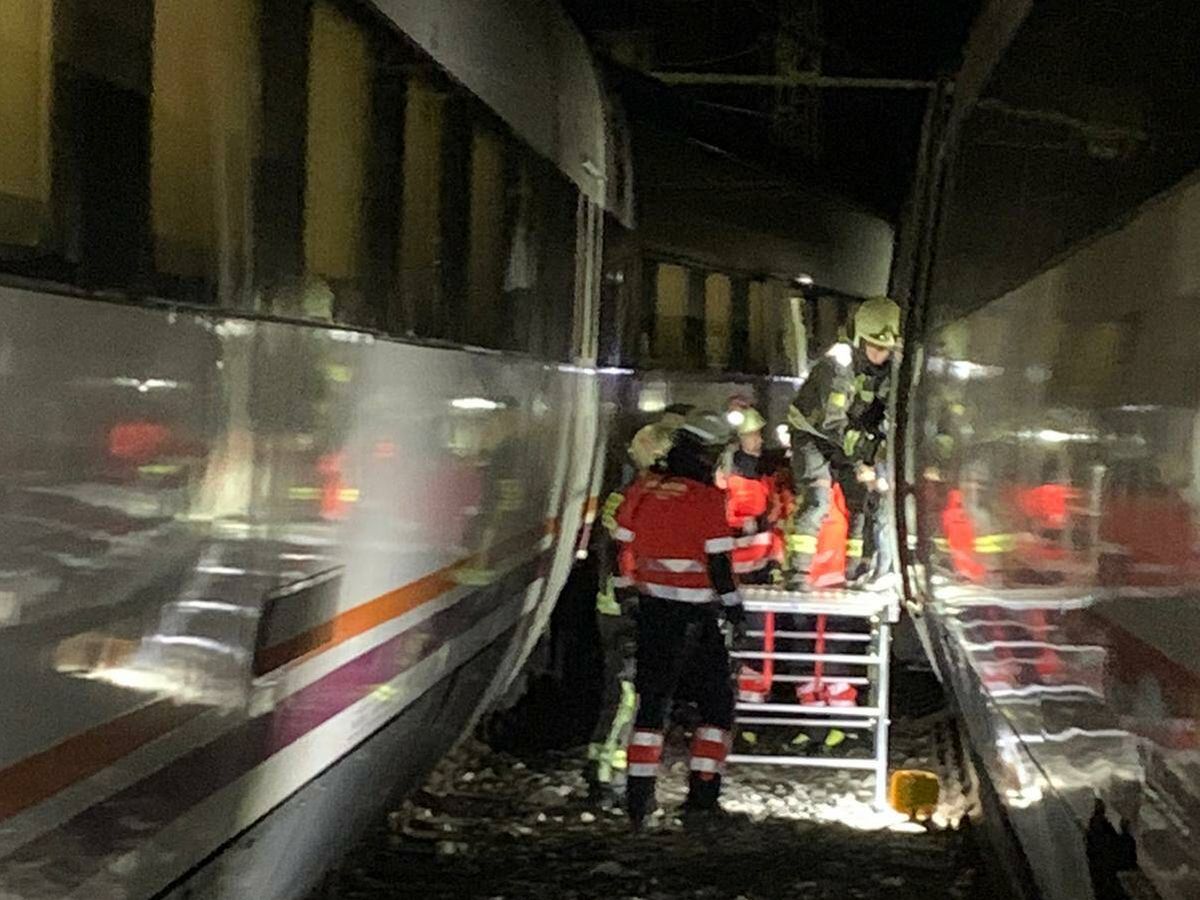 Foto: Los servicios de emergencia, trabajando en el lugar del accidente ferroviario ocurrido este sábado en Málaga. (Consorcio Provincial de Bomberos de Málaga)
