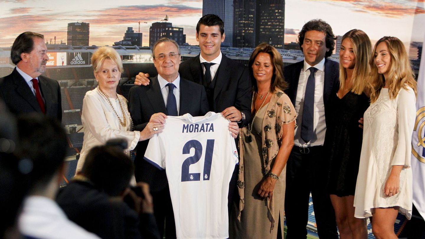 El delantero Álvaro Morata, el día de su presentación con el Real Madrid junto a su agente, Juanma López. (EFE)