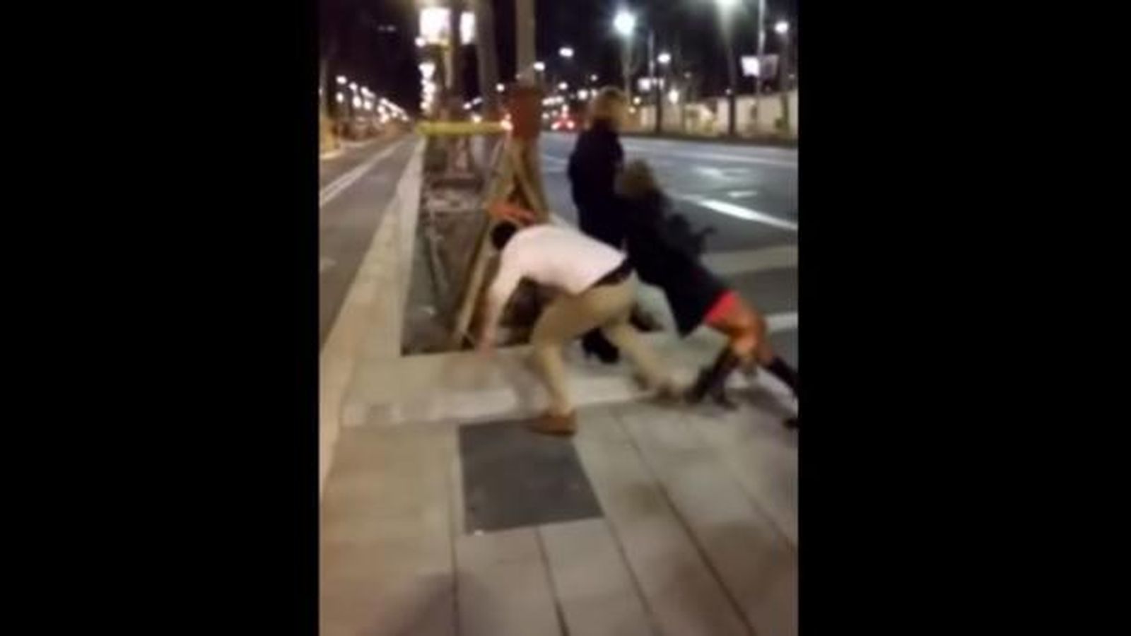 Foto: Brutal agresión gratuita de un hombre a una mujer en la Diagonal de Barcelona (YouTube)