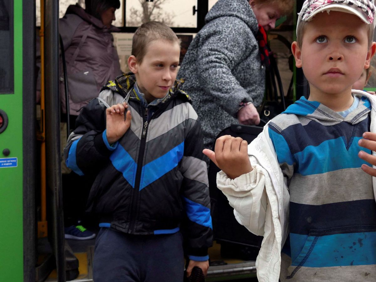 Foto: Niños siendo evacuados en Odesa, Ucrania. (Reuters/ Igor Tkachenko) 