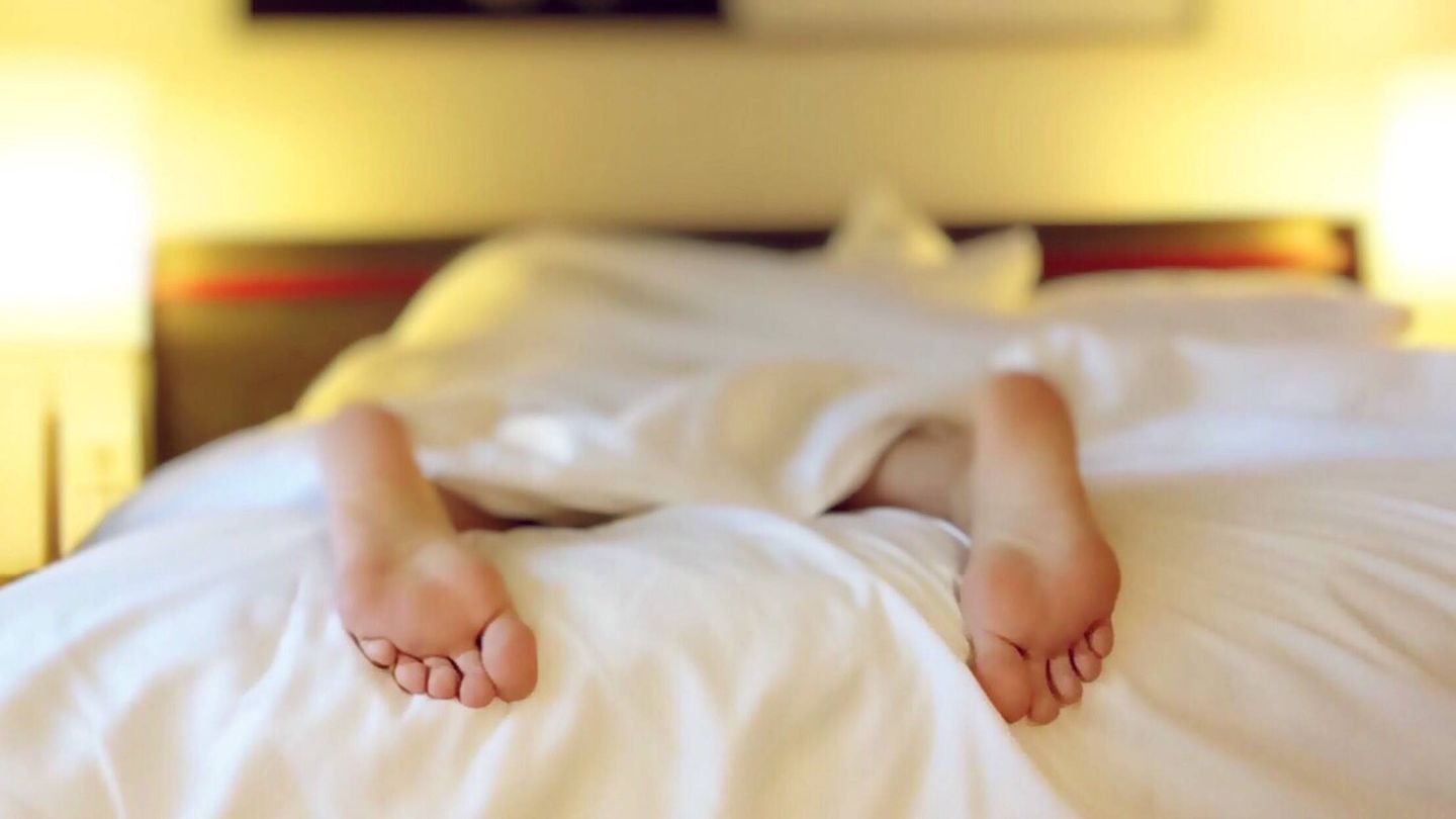 Las necesidades de sueño varían a lo largo de la vida: en la edad adulta rondan las 7 horas diarias. (Pexels/Pixabay)