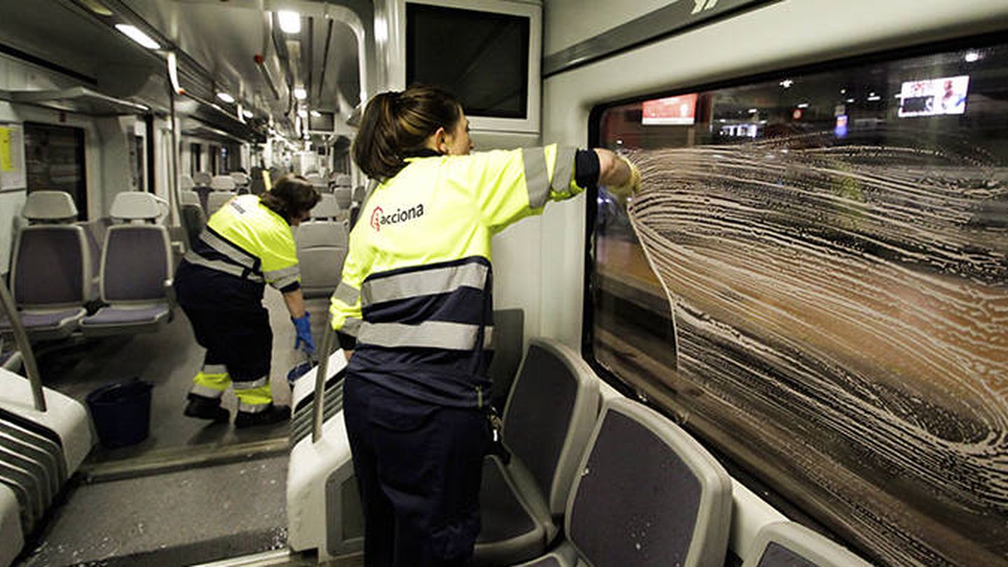 Trabajos de empleados de limpieza de Acciona en un tren de Renfe. (Acciona)