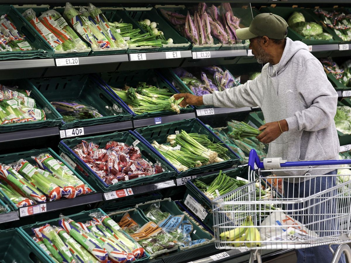 Foto: El precio de los alimentos se desinfla, no en España. (EFE/Andy Rain)