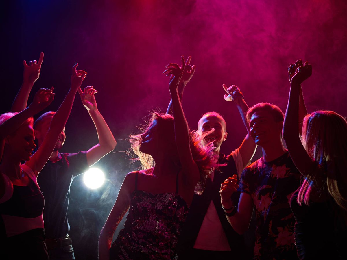 Foto: Un grupo de personas se divierte en una discoteca. (iStock)