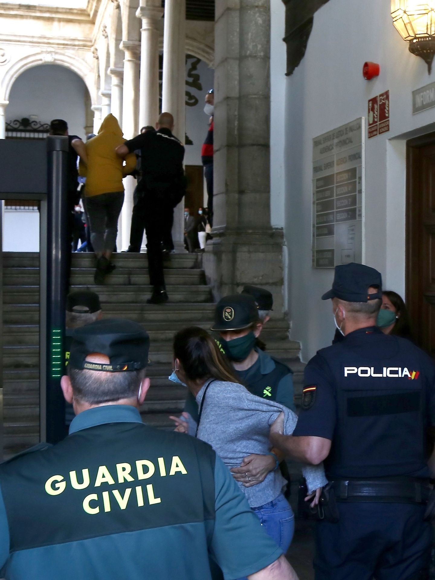 La hija del guardia civil José Manuel Arcos insulta al acusado J.A.M.G., cuando es trasladado a la Audiencia de Granada. Foto: EFE