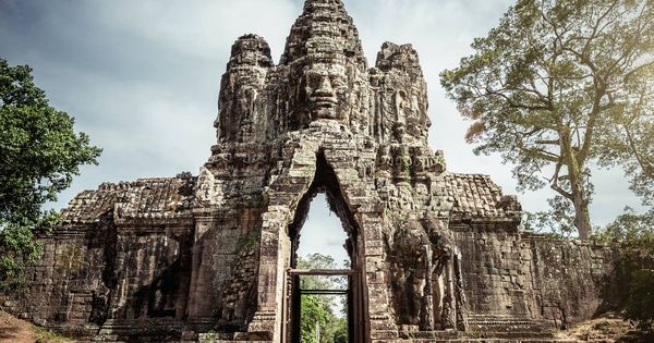 Foto: La puerta de entrada a Angkor Thom, con la representación de Buda en su parte superior. (iStock)