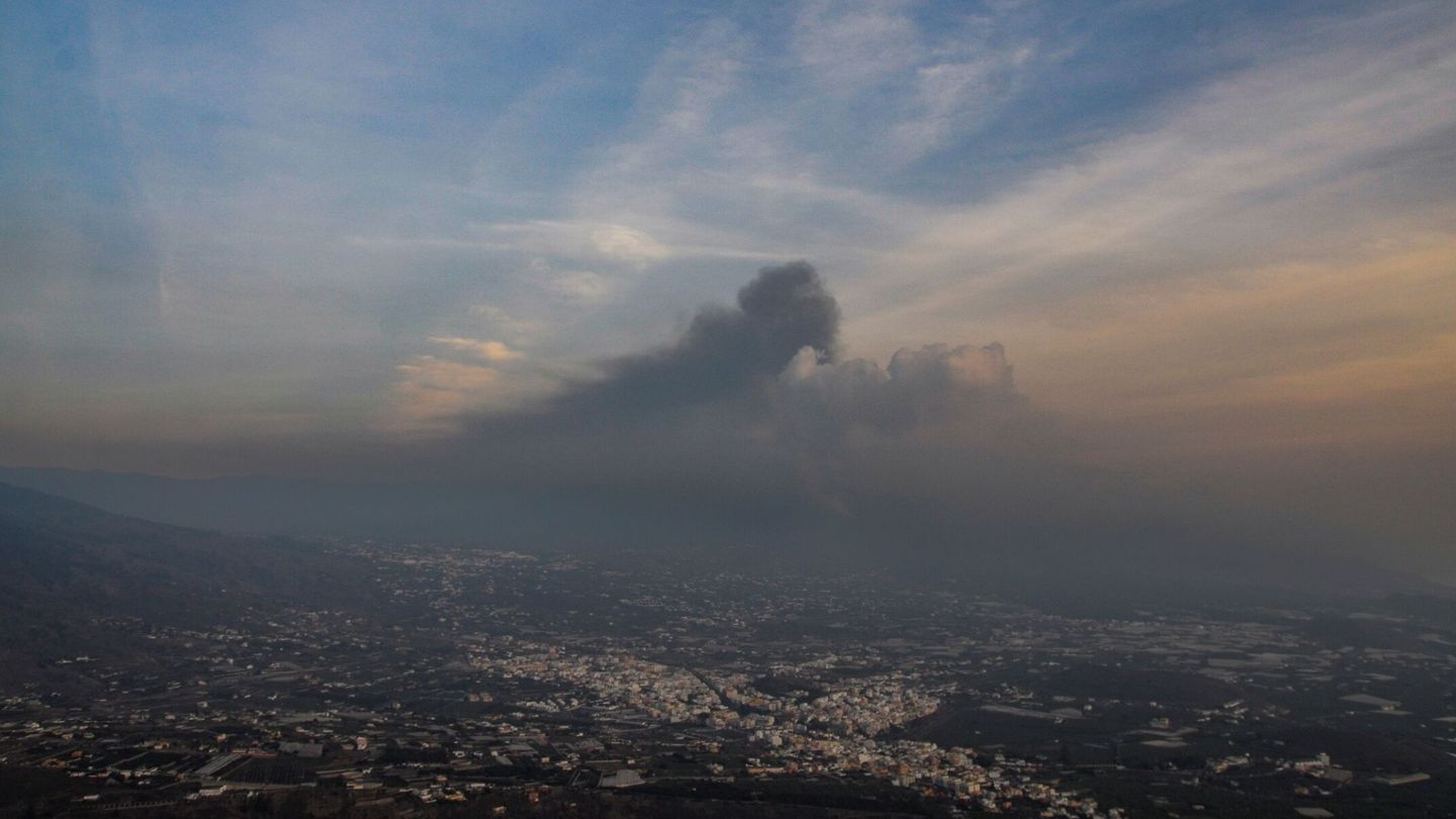  Una densa capa de gases y ceniza emitidas por el volcán de Cumbre Vieja cubre el Valle de Aridane a última hora del día de este martes. (EFE)