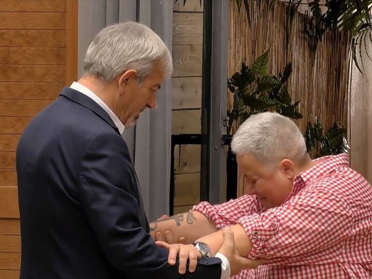Foto: El presentador Carlos Sobera consolando a Adela en 'First Dates'. (Mediaset)