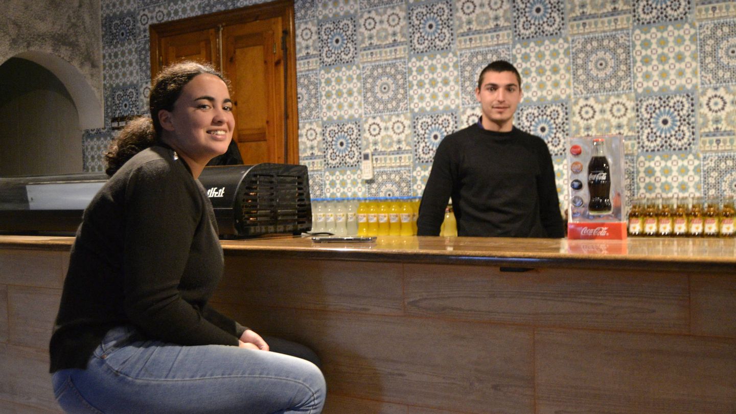 Ivanna y Gonzalo regentan el reabierto bar del pueblo. (M. Z.)
